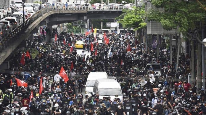 ribuan_warga_thailand_turun_ke_jalan_tuntut_reformasi_monarki_kerajaan