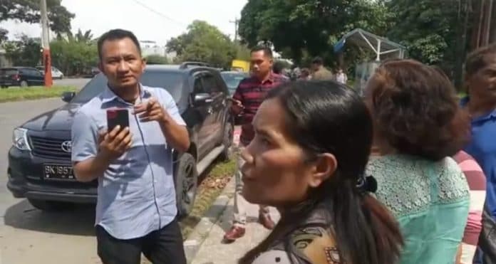 ricuh_saat_warga_bumper_sibolangit_ingin_sampaikan_aspirasi_ke_jokowi_di_momen_hpn_2023