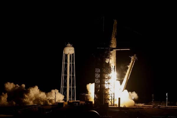 roket_falcon_9_spacex_lepas_landas_bawa_4_astronot_ke_iss