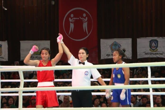 ronde_2_babak_penyisihan_pon_xxi_petinju_putri_maluku_utara_menang_rsc_melawan_bali