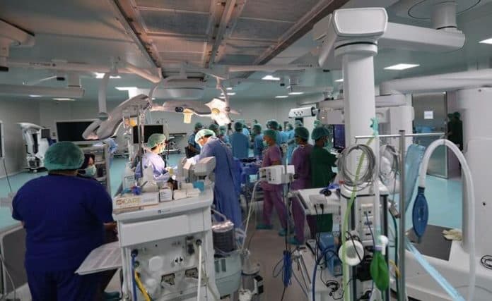 rscm_berhasil_gunakan_robotik_operasi_kista_pasien