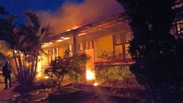 ruang_kelas_sd_negeri_8_ronggur_nihuta_samosir_terbakar