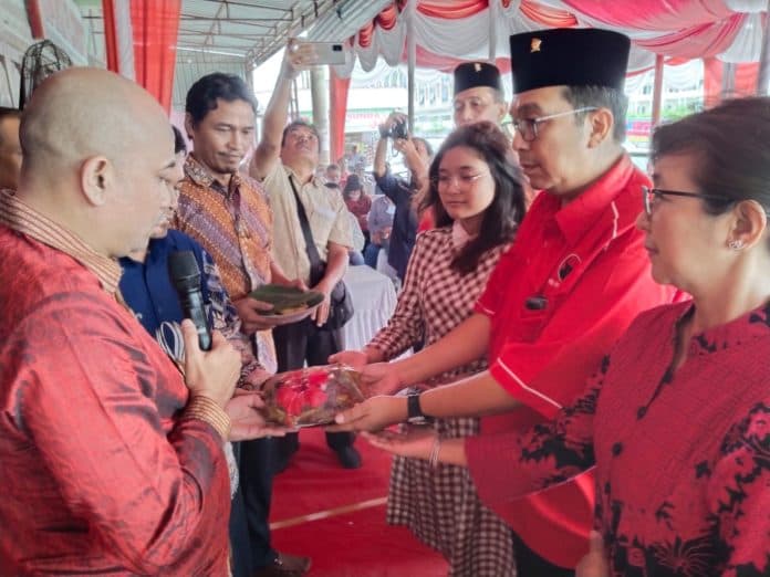 rudolf_saragih_resmikan_center_pemenangan_di_simalungun