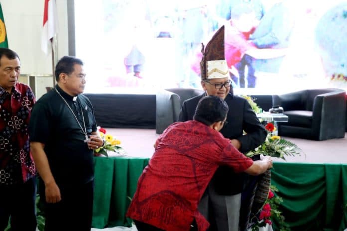 rudolf_v_saragih_pakaikan_baju_adat_simalungun_ke_sekjen_pdi_perjuangan