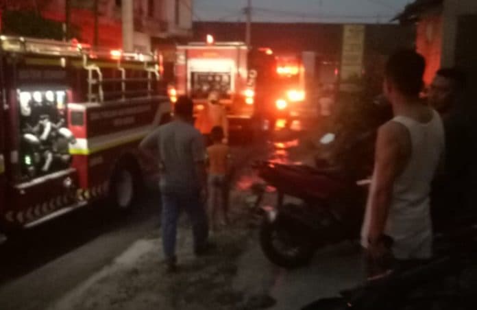 ruko_produksi_makanan_ringan_di_medan_deli_terbakar