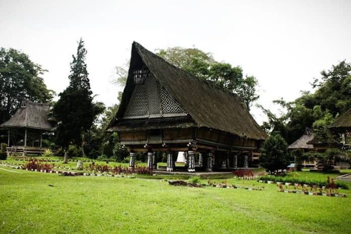 rumah_bolon_pamatang_purba_simalungun_di_tengah_pandemi_covid_19