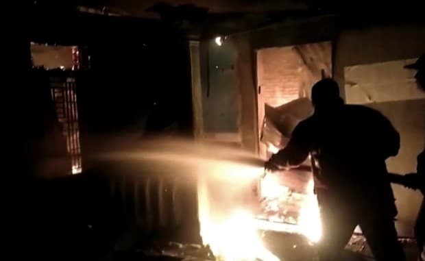 rumah_kades_di_asahan_terbakar_sepeda_motor_inventaris_desa_ikut_hangus