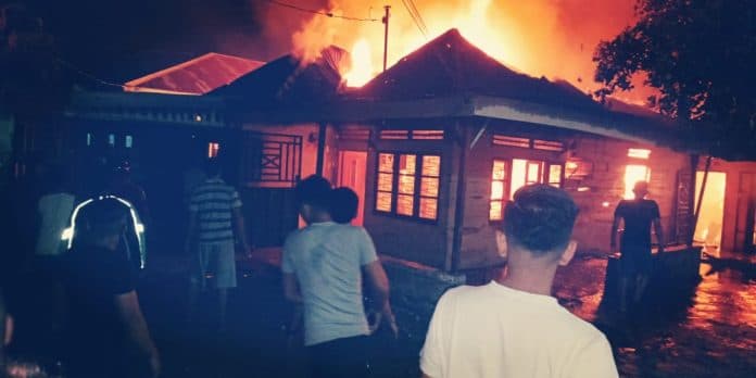 rumah_mekanik_listrik_ludes_terbakar_di_medan_denai_2_sepedamotor_ikut_terbakar