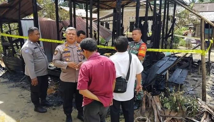 rumah_papan_milik_seorang_petani_terbakar_di_gunung_marijo_tapteng