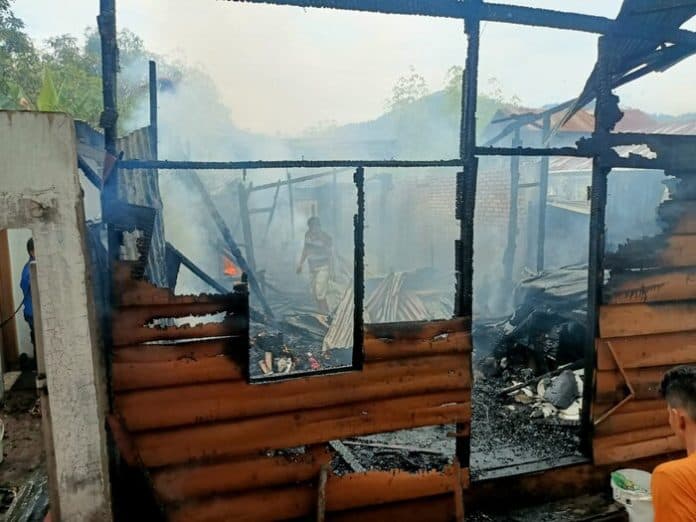 rumah_papan_milik_yusuf_tanjung_terbakar_di_balige_kerugian_rp_50_juta