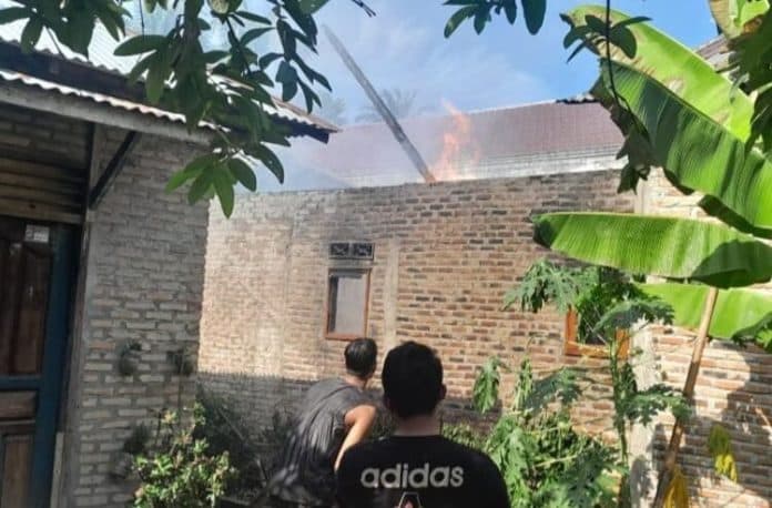 rumah_sekaligus_warung_sembako_di_mekar_laras_batu_bara_dilalap_api