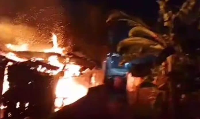 rumah_semi_permanen_di_batang_kuis_terbakar_motor_dan_dan_uang_rp8_juta_hangus