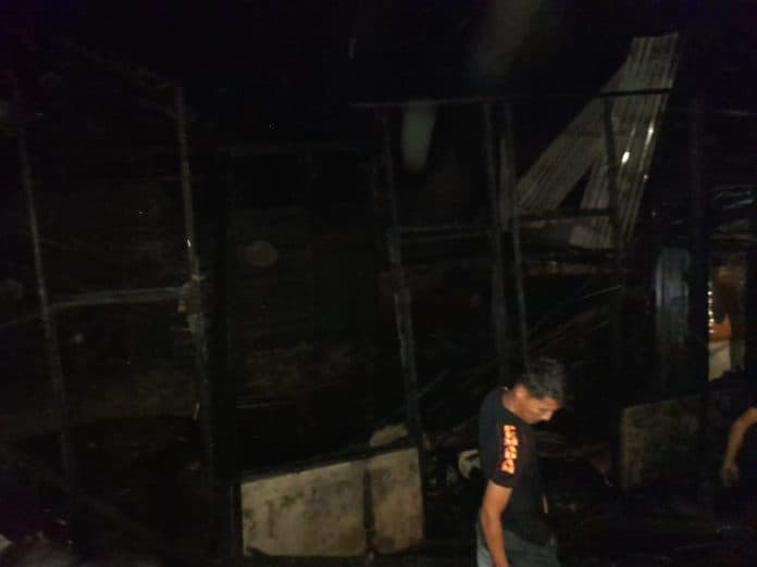 rumah_semi_permanen_di_padangsidimpuan_diamuk_si_jago_merah