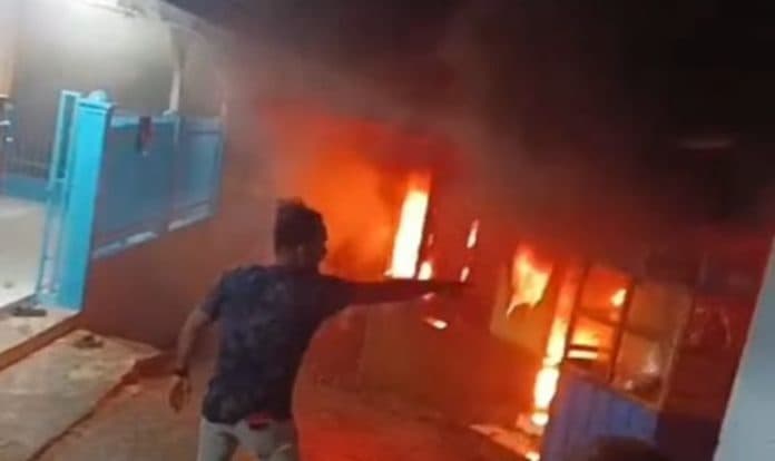 rumah_semi_permanen_di_sungai_mati_medan_terbakar