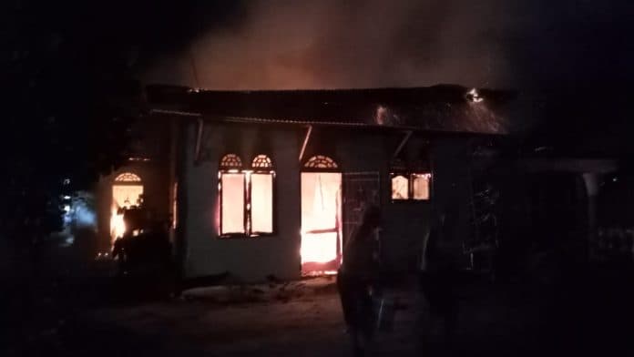 rumah_warga_di_sergai_hangus_terbakar_4_orang_berhasil_menyelamatkan_diri