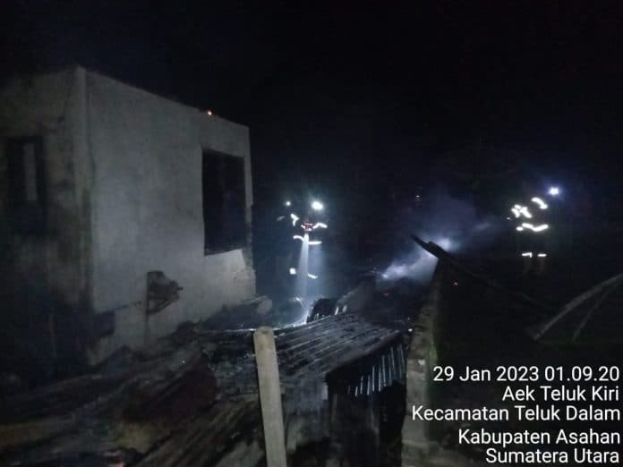rumah_warga_di_teluk_dalam_asahan_ludes_terbakar
