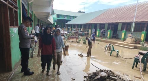 rumah_warga_serbalawan_dilanda_banjir_tni_polri_ikut_bantu_evakuasi