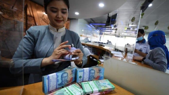rupiah_anjlok_pasca_pelantikan_kabinet_merah_putih_sentuh_rp15570_per_dolar_amerika