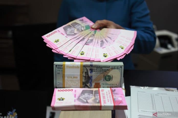 rupiah_jumat_pagi_melemah_ihsg_dibuka_menguat