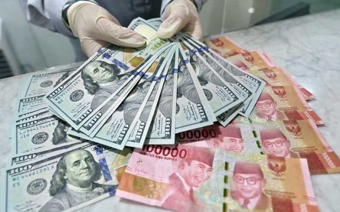 rupiah_semakin_lesu_ke_rp14268_usai_rilis_data_ekonomi_as