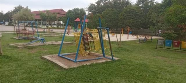 rusak_dan_kusam_sarana_bermain_anak_di_lapangan_sri_mersing_dikeluhkan