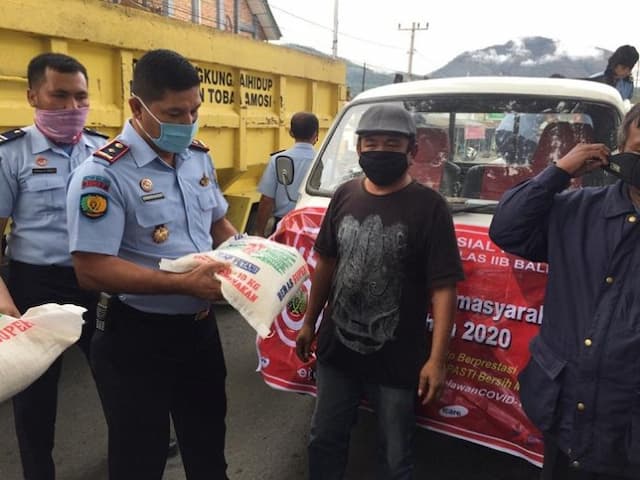 rutan_balige_salurkan_ratusan_paket_sembako_untuk_warga