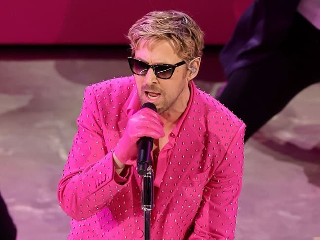 ryan_gosling_tanpa_istri_di_karpet_merah_piala_oscar_2024