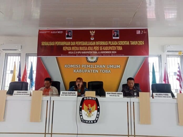 saat_di_tps_kpu_toba_ingatkan_warga_tak_ganggu_kerja_kpps