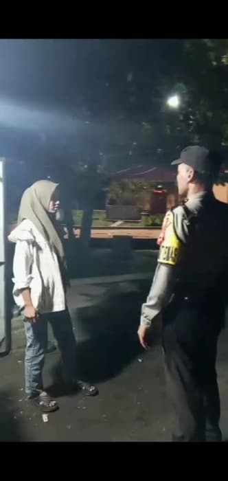 saat_patroli_malam_polsek_lima_puluh_minta_pedagang_waspada
