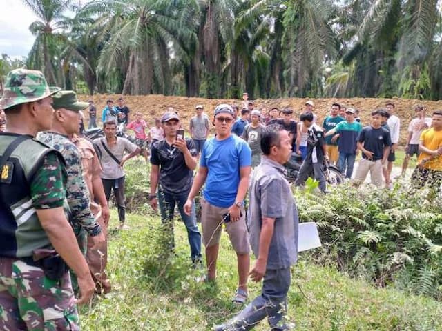 saat_pembuatan_parit_batas_hgu_pihak_ptpn2_dan_warga_ribut