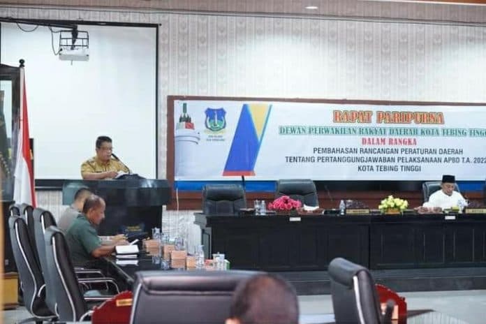 saat_rapat_paripurna_ranperda_pertanggungjawaban_apbd_pj_wali_kota_tebing_tinggi_sampaikan_penghargaan