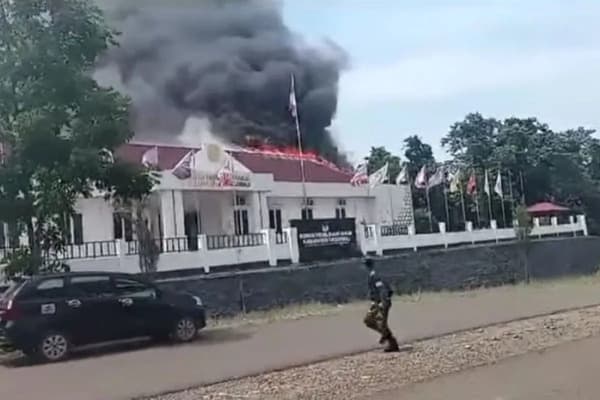 saat_rapat_persiapan_psu_kantor_kpu_morowali_tiba_tiba_terbakar