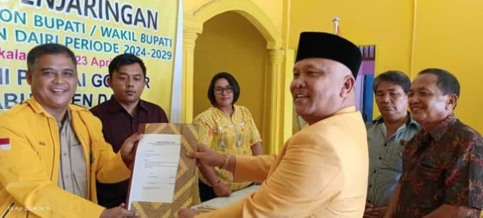 sabam_sibarani_ambil_formulir_pendaftaran_bakal_calon_bupati_dairi_2024