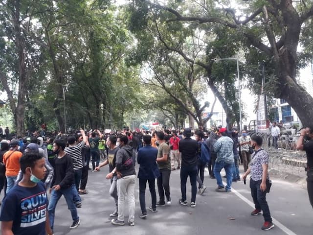 sabarnya_pak_polisi_menghadapi_pengunjuk_rasa