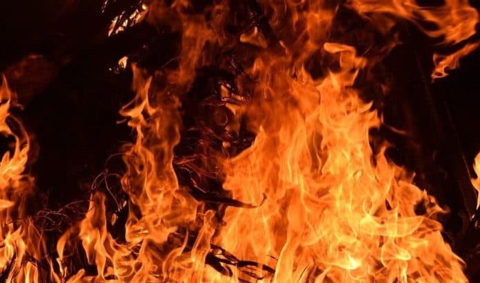 sadis_anak_aniaya_lalu_bakar_ayah_kandung_di_nias_utara