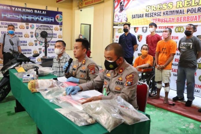 sadis_disangka_informan_polisi_di_tanjungbalai_leher_pria_37_tahun_digorok_lalu_korban_dibakar