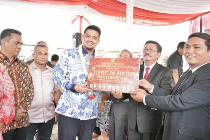 safari_natal_bobby_nasution_serahkan_hibah_rp50_juta_ke_gereja_hkbp_pardamean