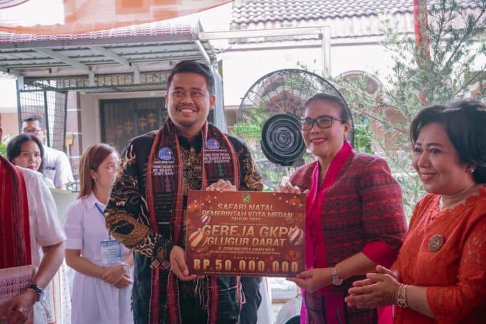 safari_natal_di_gkpi_jemaat_khusus_glugur_darat_bobby_nasution_gereja_harus_bermanfaat_bagi_warga_sekitar