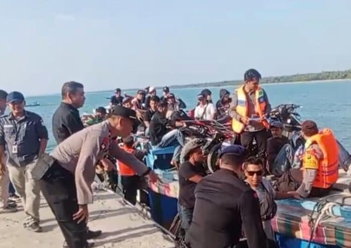 salurkan_logistik_pemilu_personel_polda_sumut_lewati_samudera_hindia