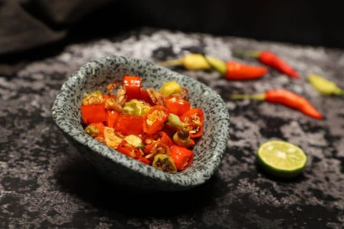 sambal_embe_khas_bali_pendamping_menu_bakaran_sambut_tahun_baru