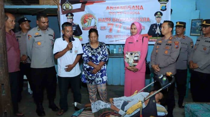 sambut_hari_bhayangkara_kapolres_samosir_salurkan_bantuan_kepada_masyarakat