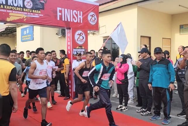 sambut_hari_bhayangkara_polres_batu_bara_gelar_lomba_lari_ceria_5_km