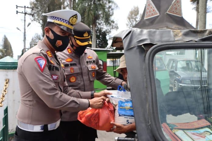 sambut_hari_lalu_lintas_bhayangkara_ke_67_polres_tanah_karo_berbagi_sembako