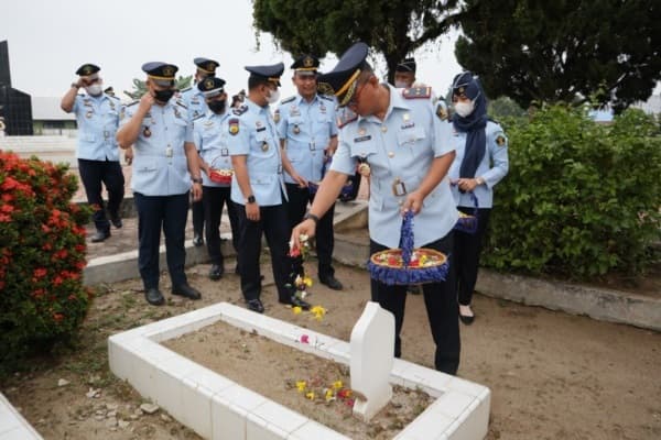 sambut_hbp_ke_59_lapas_tebing_tinggi_tabur_bunga_di_taman_makam_pahlawan