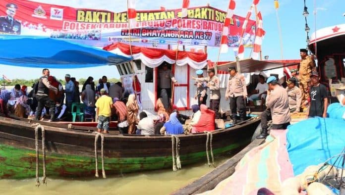 sambut_hut_bhayangkara_ke_77_polres_batu_bara_gelar_baksos_kesehatan_dan_bagi_sembako