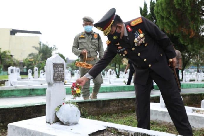 sambut_hut_ke_75_pemprovsu_kapolda_ziarah_ke_taman_makam_pahlawan