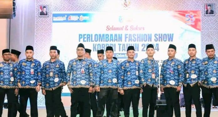 sambut_hut_korpri_ke_53_pemkab_batu_bara_gelar_fashion_show_pakaian_batik