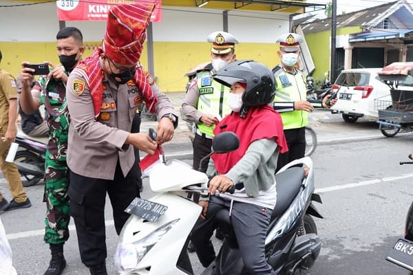 sambut_hut_ri_ke_77_polresta_deli_serdang_ajak_warga_cintai_bendera_merah_putih