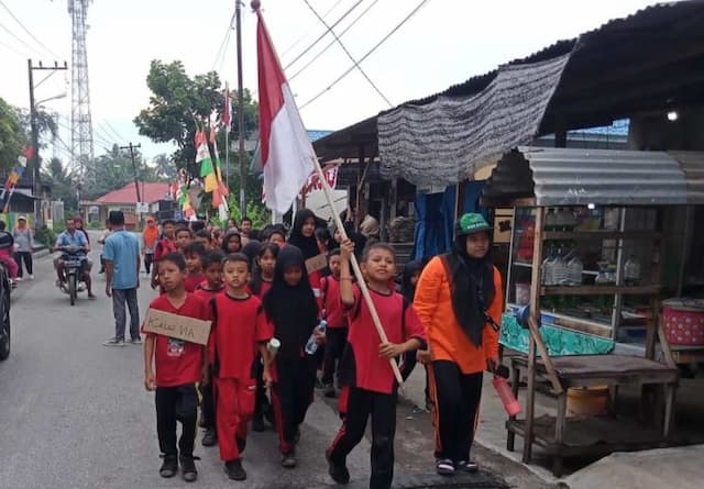 sambut_hut_ri_murid_sd_ikuti_jalan_santai_sejauh_1_kilometer_di_pantai_labu