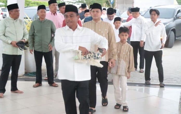sambut_idul_fitri_1445_h_bupati_dan_wabup_sergai_tunaikan_salat_id